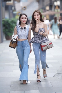 【精选街拍】Vol.2280 喇叭牛仔裤姐妹 [81P+1V-1.10GB]